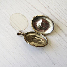 Charger l'image dans la galerie, Large Victorian Sterling Silver Engraved Locket