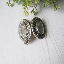 Charger l'image dans la galerie, Victorian Aesthetic Engraved Gold & Silver Locket