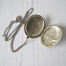 Cargar imagen en el visor de la galería, Vintage Art Deco Revival Sterling Silver Locket & Long Chain