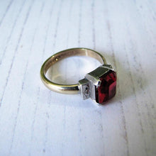 Cargar imagen en el visor de la galería, Antique Art Deco 9ct Gold Emerald Cut Ruby Ring