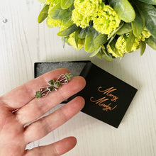 Cargar imagen en el visor de la galería, Victorian Connemara Marble Shamrock Sweetheart Brooch