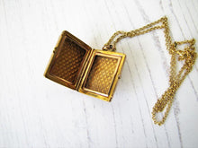 Charger l'image dans la galerie, Vintage Victorian Style Gold Book Locket & Chain - MercyMadge