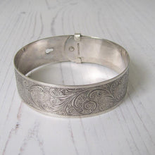 Cargar imagen en el visor de la galería, Antique English Sterling Silver Engraved Cuff Bracelet