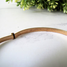 Cargar imagen en el visor de la galería, Vintage 9ct Rolled Gold Claddagh Bangle Bracelet
