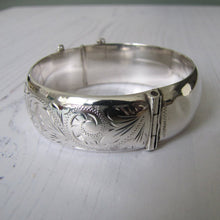 Charger l'image dans la galerie, Victorian Style Engraved Silver Vintage Bracelet