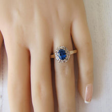 Cargar imagen en el visor de la galería, Vintage 9ct Gold, Blue Topaz & White Spinel Cluster Ring