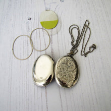 Cargar imagen en el visor de la galería, Vintage English Silver Photo Locket & Chain - MercyMadge