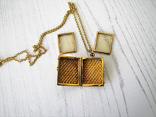 Charger l'image dans la galerie, Vintage Victorian Style Gold Book Locket & Chain - MercyMadge
