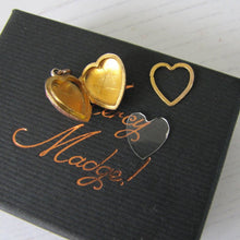 Cargar imagen en el visor de la galería, Victorian Aesthetic 9ct Rose Gold Engraved Heart Locket