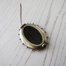 Charger l'image dans la galerie, Victorian Aesthetic Silver Locket Back Brooch. - MercyMadge