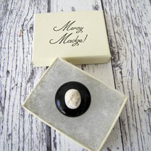 Charger l'image dans la galerie, Antique Whitby Jet & Coral Cameo Brooch - MercyMadge