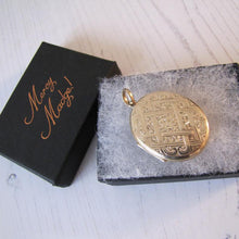 Charger l'image dans la galerie, Large Victorian 9ct Gold Engraved Oval Locket