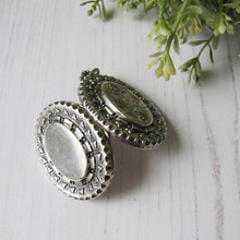 Charger l'image dans la galerie, Victorian Aesthetic Engraved Gold & Silver Locket