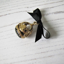 Cargar imagen en el visor de la galería, 9ct Gold & Onyx Claddagh Pendant Fob - MercyMadge