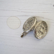 Charger l'image dans la galerie, Large Victorian Sterling Silver Engraved Locket