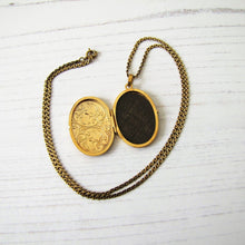 Charger l'image dans la galerie, Victorian Style 9ct Gold Locket, 9ct Gold Serpentine Chain - MercyMadge