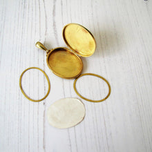 Cargar imagen en el visor de la galería, Antique Victorian Large Engraved Gold Locket, Engraved to Beloved Hannah, 1882