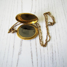 Charger l'image dans la galerie, Victorian 15ct Gold Engraved Enamel Mourning Locket With Portrait & Hair, 1859 - MercyMadge