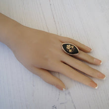 Cargar imagen en el visor de la galería, Victorian 9ct Gold, Pearl and Whitby Jet Forget-me-Not Ring