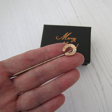 Cargar imagen en el visor de la galería, Victorian 9ct Rose Gold Engraved Horseshoe Stick Pin - MercyMadge