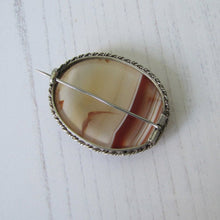 Carica l'immagine nel visualizzatore di Gallery, Georgian/Victorian Scottish Banded Agate Silver Brooch