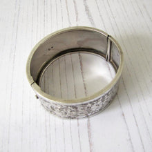 Cargar imagen en el visor de la galería, Antique Victorian Sterling Silver Cuff Bracelet, George Loveridge, Birmingham 1881