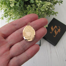 Charger l'image dans la galerie, Victorian 9ct Gold Engraved Oval Locket