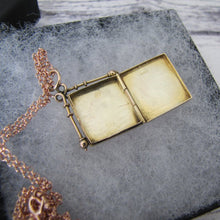 Carica l'immagine nel visualizzatore di Gallery, Antique 9ct Gold Book Locket, Chester 1914. - MercyMadge