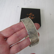 Cargar imagen en el visor de la galería, Antique English Sterling Silver Engraved Cuff Bracelet
