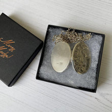 Charger l'image dans la galerie, Vintage English Silver Large Locket & Chain