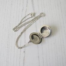 Charger l'image dans la galerie, Vintage Victorian Style English Sterling Silver Locket & Chain