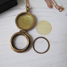 Charger l'image dans la galerie, Antique Rose Gold Glass Front Engraved Locket
