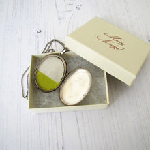 Cargar imagen en el visor de la galería, Vintage English Silver Photo Locket & Chain - MercyMadge