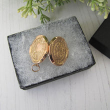 Charger l'image dans la galerie, Victorian 9ct Gold Engraved Oval Locket