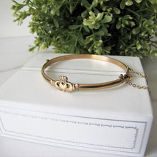 Cargar imagen en el visor de la galería, Vintage 9ct Rolled Gold Claddagh Bangle Bracelet