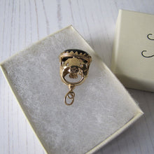 Cargar imagen en el visor de la galería, 9ct Gold & Onyx Claddagh Pendant Fob - MercyMadge