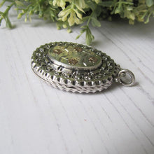 Charger l'image dans la galerie, Victorian Aesthetic Engraved Gold & Silver Locket