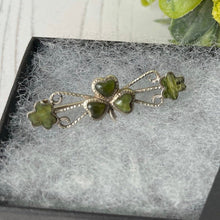 Cargar imagen en el visor de la galería, Victorian Connemara Marble Shamrock Sweetheart Brooch