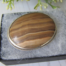 Cargar imagen en el visor de la galería, Victorian Scottish Banded Agate Silver Brooch