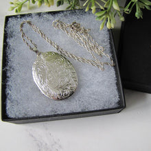Charger l'image dans la galerie, Vintage Victorian Revival English Silver Locket & Rope Chain