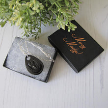 Charger l'image dans la galerie, Victorian Whitby Jet Carved Horseshoe Pendant