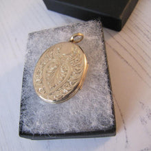 Charger l'image dans la galerie, Large Victorian 9ct Gold Engraved Oval Locket
