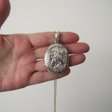 Charger l'image dans la galerie, Large Victorian Sterling Silver Engraved Locket