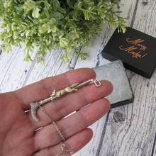 Cargar imagen en el visor de la galería, Antique Victorian Gold And Silver Fox Hunting Stock Pin.