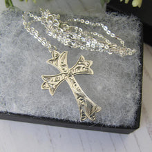 Cargar imagen en el visor de la galería, Antique Victorian Engraved Sterling Silver Cross & Chain