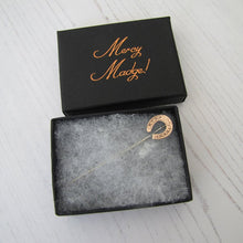 Cargar imagen en el visor de la galería, Victorian 9ct Rose Gold Engraved Horseshoe Stick Pin - MercyMadge