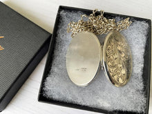 Charger l'image dans la galerie, Vintage English Silver Large Locket & Chain