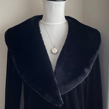 Charger l'image dans la galerie, Vintage Engraved Silver Fan Locket