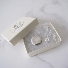 Charger l'image dans la galerie, Vintage Victorian Style English Sterling Silver Locket & Chain