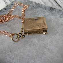 Carica l'immagine nel visualizzatore di Gallery, Antique 9ct Gold Book Locket, Chester 1914. - MercyMadge